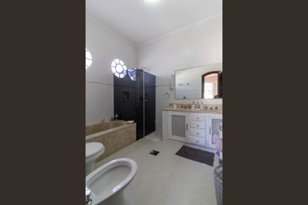 Casa à venda com 450m², 5 quartos e 4 vagasBanheiro da Suíte 2