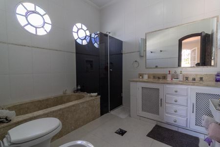 Casa à venda com 450m², 5 quartos e 4 vagasBanheiro da Suíte 2