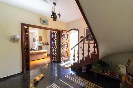 Casa à venda com 450m², 5 quartos e 4 vagasEscada