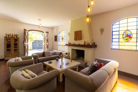 Casa à venda com 450m², 5 quartos e 4 vagasSala