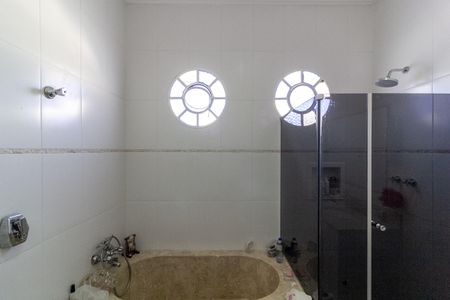 Casa à venda com 450m², 5 quartos e 4 vagasBanheiro da Suíte 2