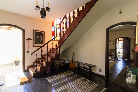 Casa à venda com 450m², 5 quartos e 4 vagasEscada