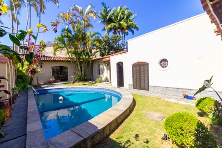 Casa à venda com 450m², 5 quartos e 4 vagasÁrea comum - Piscina