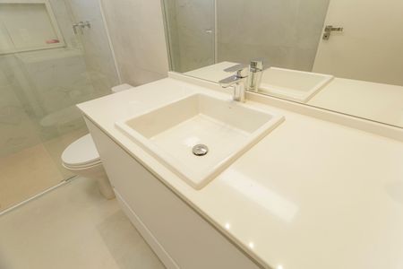 Casa de condomínio à venda com 214m², 4 quartos e 4 vagasBanheiro da Suíte 1