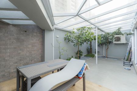 Casa de condomínio à venda com 214m², 4 quartos e 4 vagasQuintal