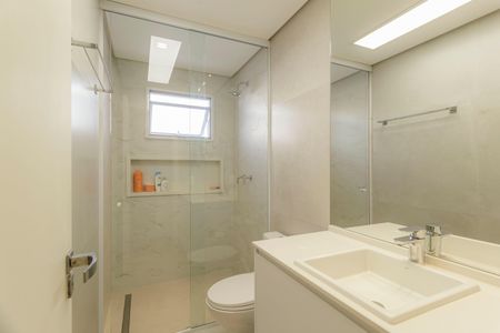 Casa de condomínio à venda com 214m², 4 quartos e 4 vagasBanheiro da Suíte 1