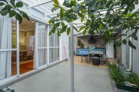 Casa de condomínio à venda com 214m², 4 quartos e 4 vagasQuintal