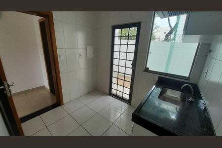 Casa à venda com 2 quartos, 108m² em Vila Paquetá, Belo Horizonte