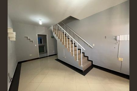Sala de casa de condomínio para alugar com 2 quartos, 62m² em Jardim Central, Cotia
