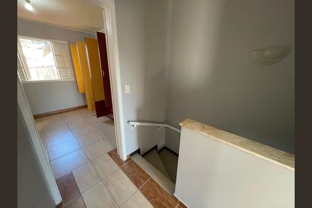 Casa de condomínio para alugar com 62m², 2 quartos e 1 vaga Casa de condomínio para alugar com 62m², 2 quartos e 1 vagaEscada