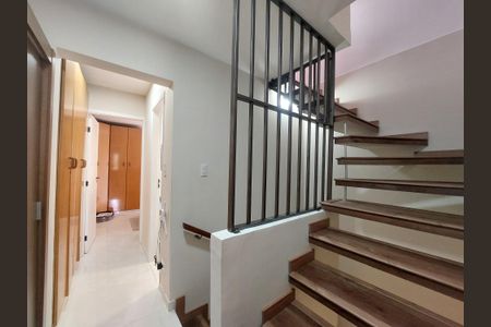 Casa de condomínio para alugar com 163m², 3 quartos e 1 vagaEscada
