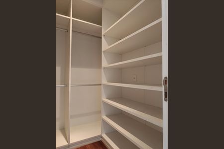 Apartamento à venda com 385m², 4 quartos e 6 vagas Apartamento à venda com 385m², 4 quartos e 6 vagasCloset da suíte 3