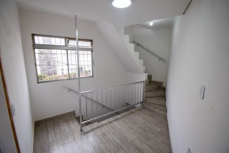 Casa para alugar com 60m², 2 quartos e 1 vagaEscada
