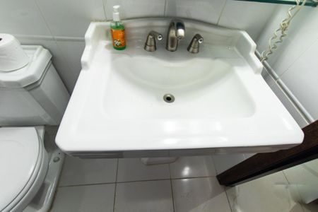 Banheiro Social de kitnet/studio para alugar com 1 quarto, 27m² em Centro, Pinhais