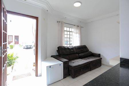 Sala de casa de condomínio para alugar com 2 quartos, 90m² em Vila Urupes, Suzano