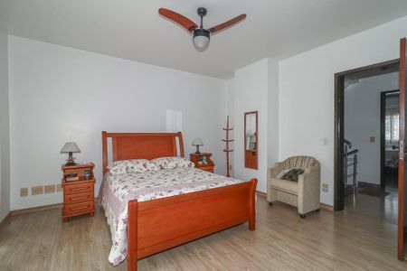 Casa à venda com 390m², 4 quartos e 4 vagasQuarto Suíte