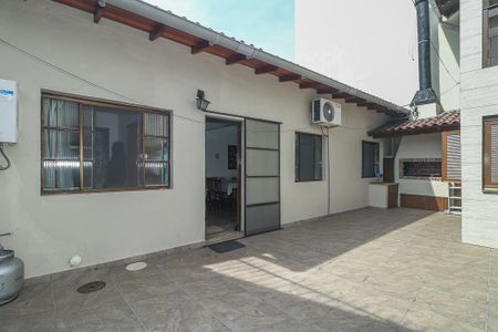 Casa à venda com 390m², 4 quartos e 4 vagasFundos