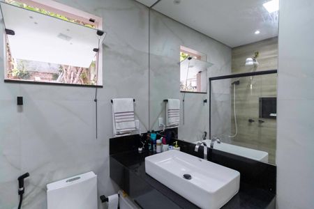 Casa à venda com 5400m², 4 quartos e 15 vagasBanheiro da suíte