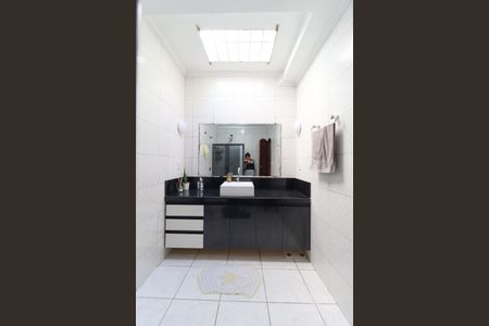 Casa à venda com 240m², 3 quartos e 3 vagas Casa à venda com 240m², 3 quartos e 3 vagasBanheiro