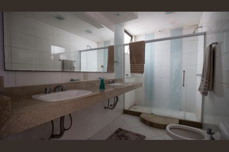 Apartamento à venda com 340m², 4 quartos e 3 vagasBanheiro da Suíte 2