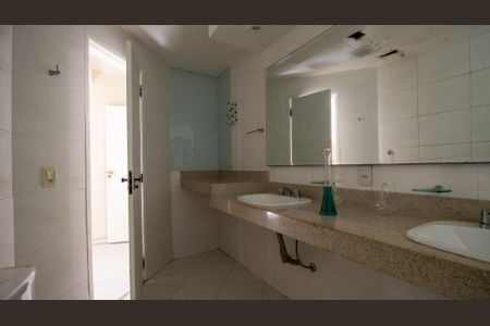 Apartamento à venda com 340m², 4 quartos e 3 vagasBanheiro da Suíte 2