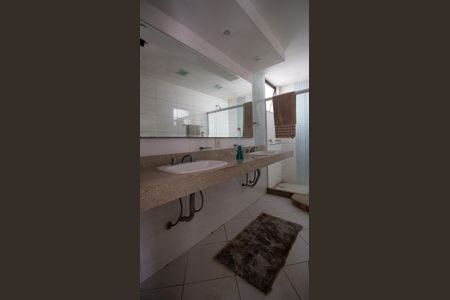 Apartamento à venda com 340m², 4 quartos e 3 vagasBanheiro da Suíte 2