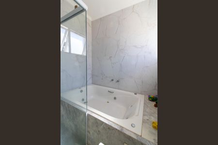 Casa à venda com 450m², 4 quartos e 5 vagas Casa à venda com 450m², 4 quartos e 5 vagasBanheiro do Quarto 3