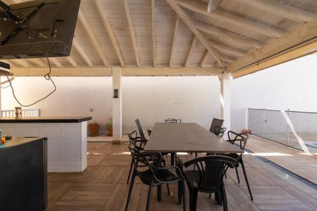 Casa à venda com 450m², 4 quartos e 5 vagas Casa à venda com 450m², 4 quartos e 5 vagasÁrea comum