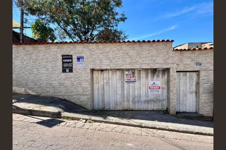 Casa à venda com 600m², 3 quartos e 3 vagasFachada