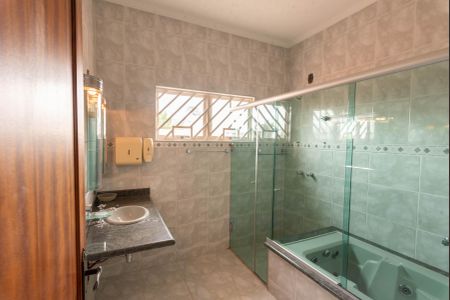 Casa à venda com 312m², 4 quartos e 4 vagasBanheiro Social