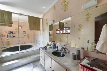 Casa à venda com 366m², 4 quartos e 4 vagasBanheiro Suíte