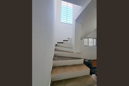 Casa à venda com 225m², 3 quartos e 3 vagasEscada
