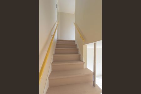 Casa de condomínio para alugar com 119m², 2 quartos e 1 vaga Casa de condomínio para alugar com 119m², 2 quartos e 1 vagaEscada