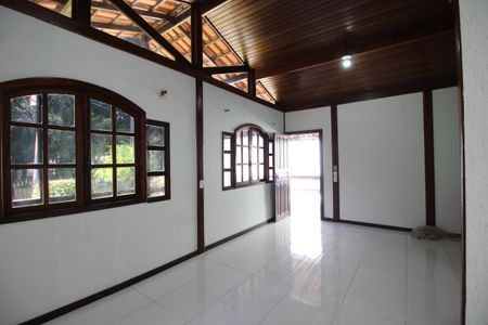 Sala de casa de condomínio à venda com 4 quartos, 600m² em Taquara, Rio de Janeiro