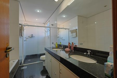 Casa à venda com 231m², 4 quartos e 4 vagasBanheiro da Suíte 1