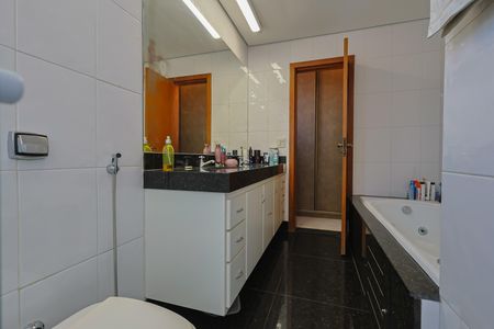 Casa à venda com 231m², 4 quartos e 4 vagasBanheiro da Suíte 1