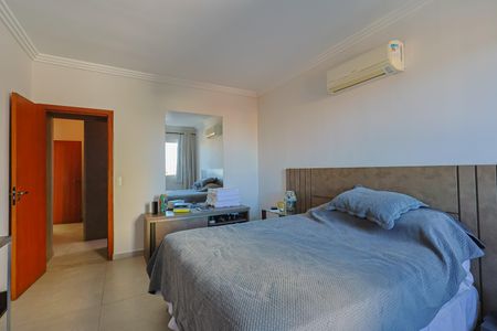 Casa à venda com 231m², 4 quartos e 4 vagasSuíte 1