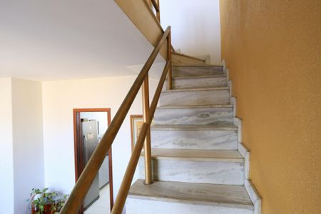 Apartamento para alugar com 146m², 3 quartos e 2 vagas Apartamento para alugar com 146m², 3 quartos e 2 vagasEscada