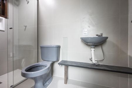 Banheiro de kitnet/studio para alugar com 1 quarto, 18m² em Água Branca, São Paulo