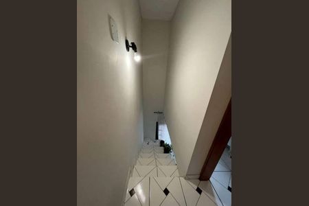 Casa à venda com 80m², 2 quartos e 1 vaga Casa à venda com 80m², 2 quartos e 1 vagaEscada