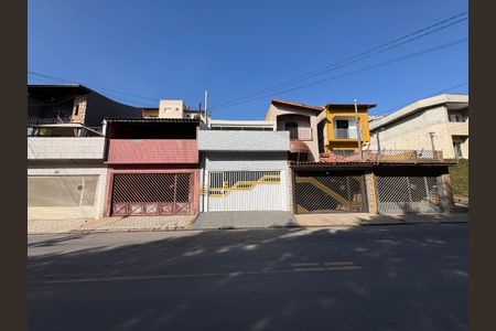Casa à venda com 183m², 3 quartos e 2 vagasFachada