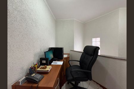 Casa à venda com 183m², 3 quartos e 2 vagasEscritório/ corredor acesso aos dormitórios 