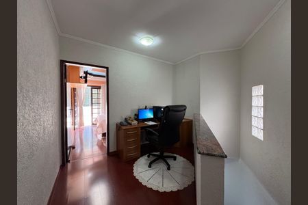 Casa à venda com 183m², 3 quartos e 2 vagasEscritório/ corredor acesso aos dormitórios 
