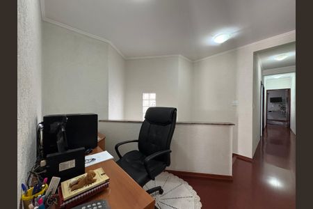 Casa à venda com 183m², 3 quartos e 2 vagasEscritório/ corredor acesso aos dormitórios 