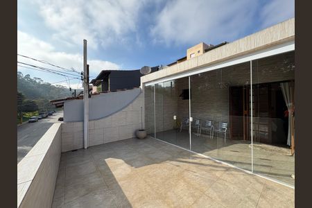 Casa à venda com 183m², 3 quartos e 2 vagasVaranda