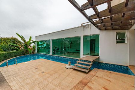 Casa à venda com 700m², 4 quartos e 6 vagas Casa à venda com 700m², 4 quartos e 6 vagasPiscina