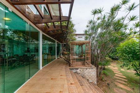 Casa à venda com 700m², 4 quartos e 6 vagas Casa à venda com 700m², 4 quartos e 6 vagasVaranda