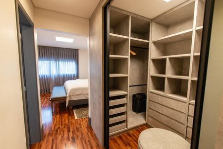 Casa à venda com 300m², 3 quartos e 4 vagasCloset da suíte