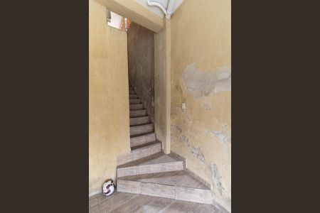 Casa à venda com 110m², 2 quartos e 2 vagasEscada