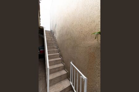 Casa à venda com 110m², 2 quartos e 2 vagasEscada